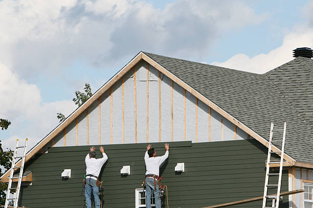 Professional Siding Installation technician working in Bushnell, FL